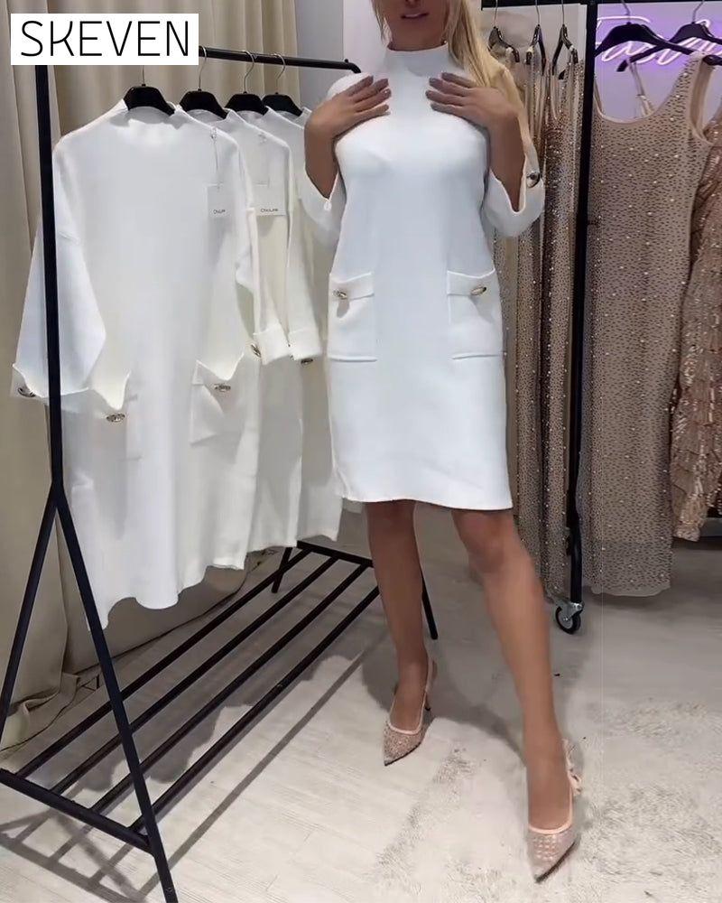 Modisches Kleid mit halben Halsausschnitt und zwei Taschen