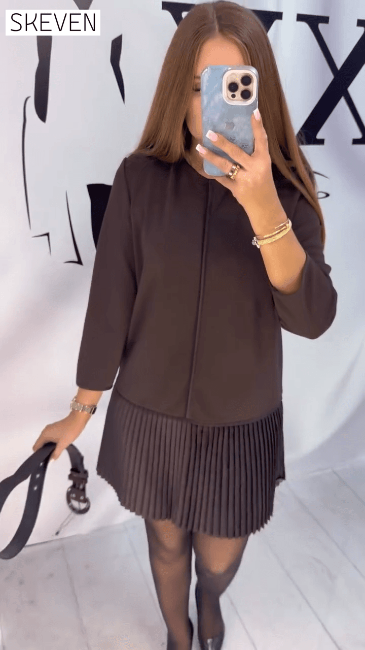 Dreiviertelärmeliges, plissiertes Kleid