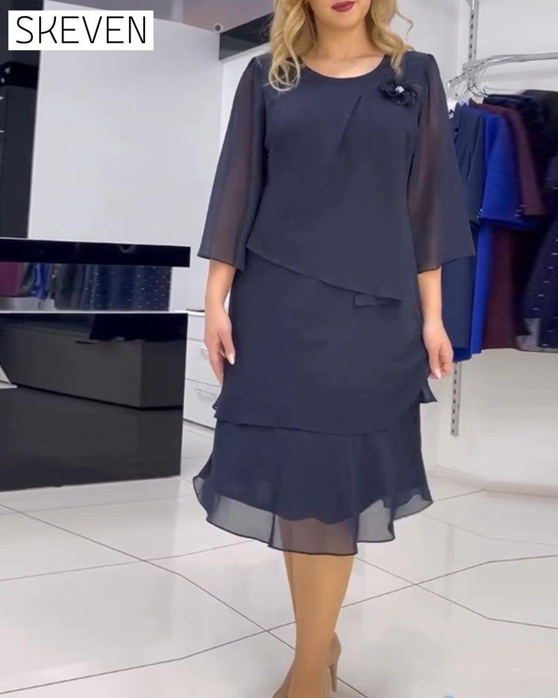 Elegantes einfarbiges Kleid mit unregelmäßigem Patchworkmuster
