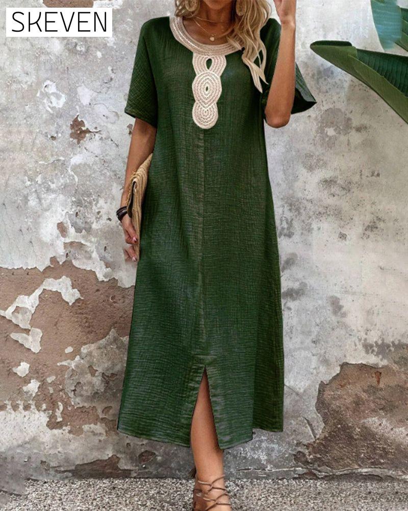 einfarbiges Kleid mit Rundhalsausschnitt und Schlitz