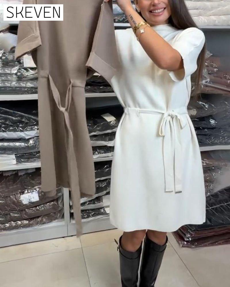 Einfarbiges Strickkleid mit Schärpe