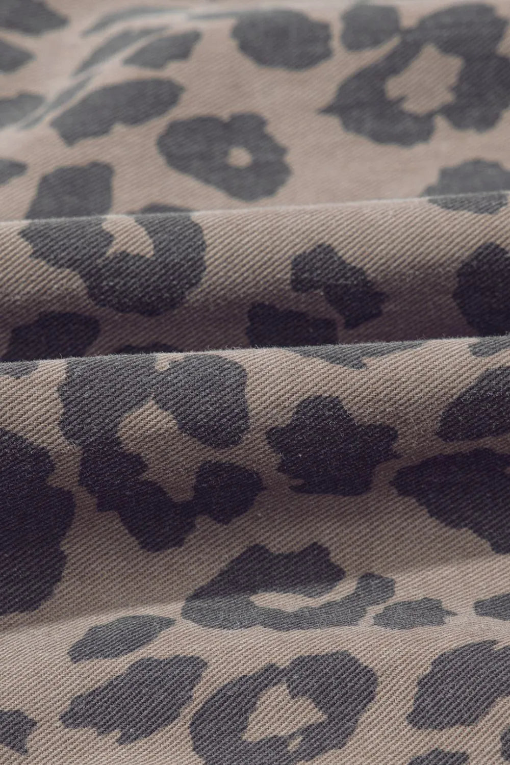 Leoparden-Jeanskleid mit Rundhalsausschnitt und Puffärmeln