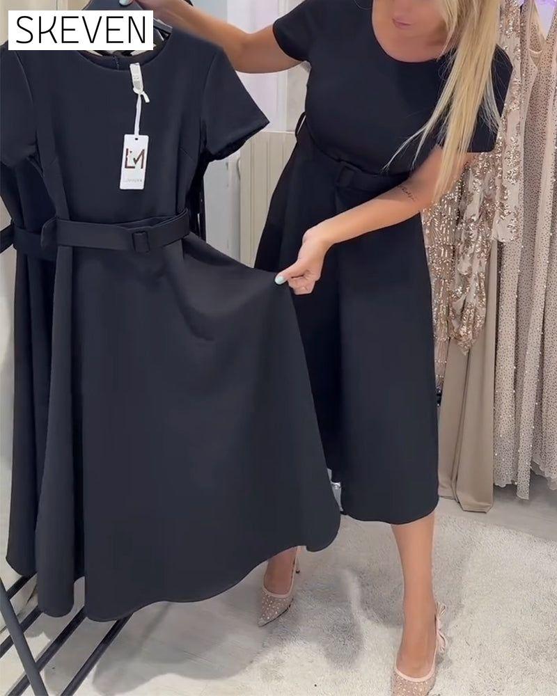 Kleid mit Rundhalsausschnitt, kurzen Ärmeln und taillierter A-Linien-Schnitt