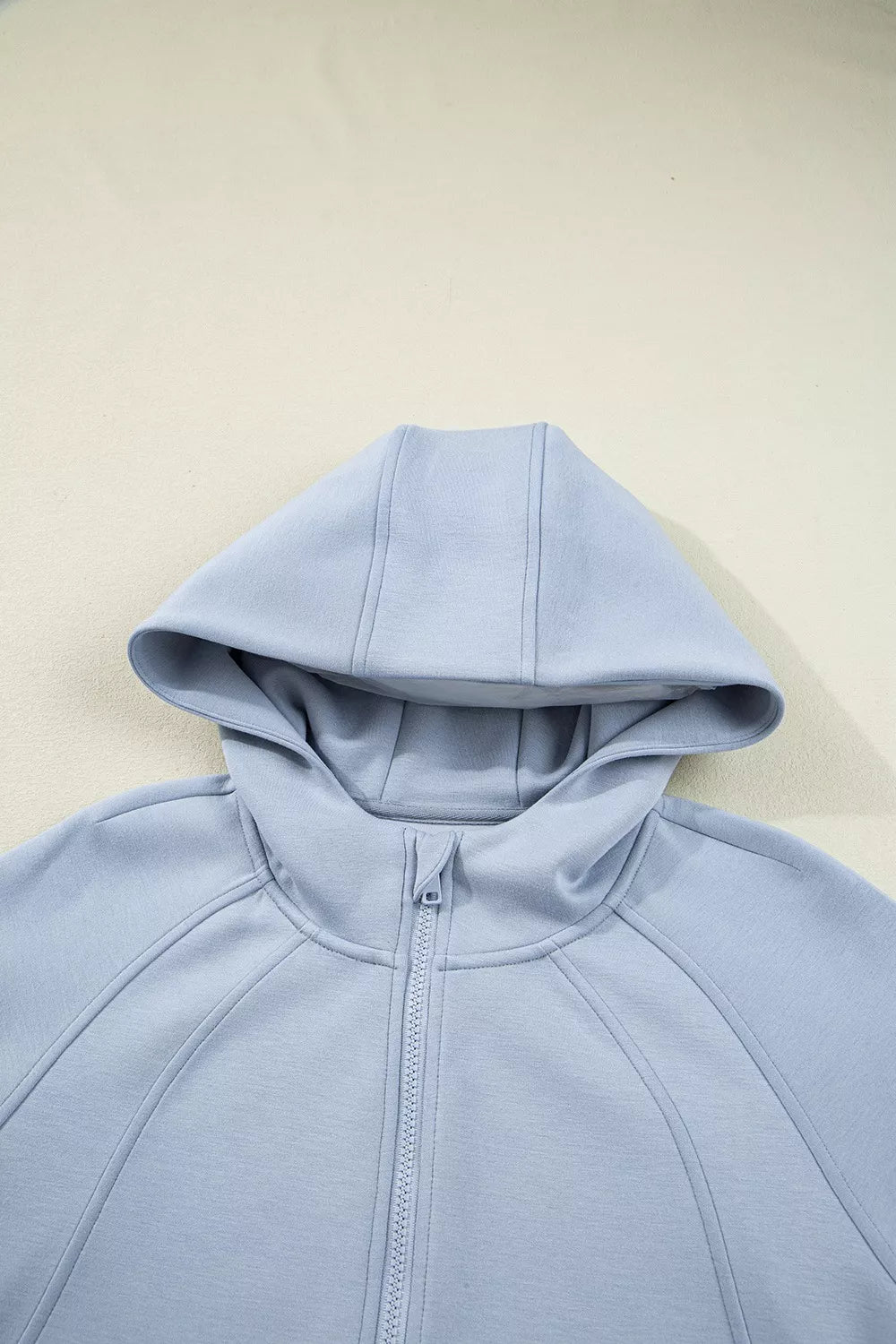 Hoodie und Hose (2-teiliges Outfit) mit halbem Reißverschluss und Daumenlöchern an den Ärmeln