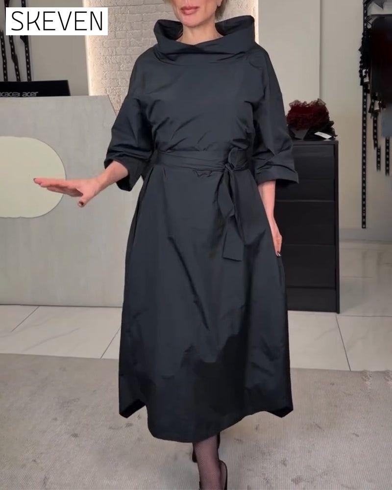Modisches langes Kleid mit weitem Ausschnitt und Bindebändern