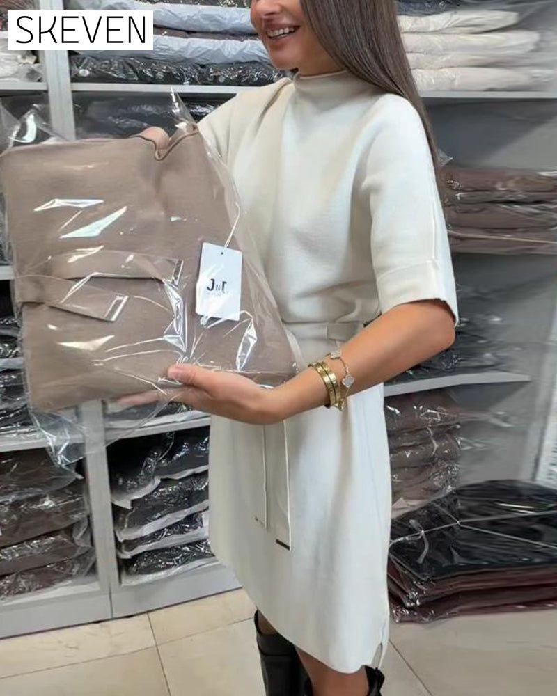 Einfarbiges Strickkleid mit Schärpe