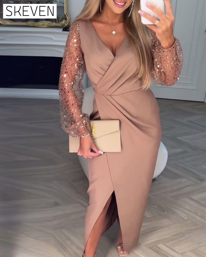 Elegantes Kleid mit Paillettenärmeln und Schlitz