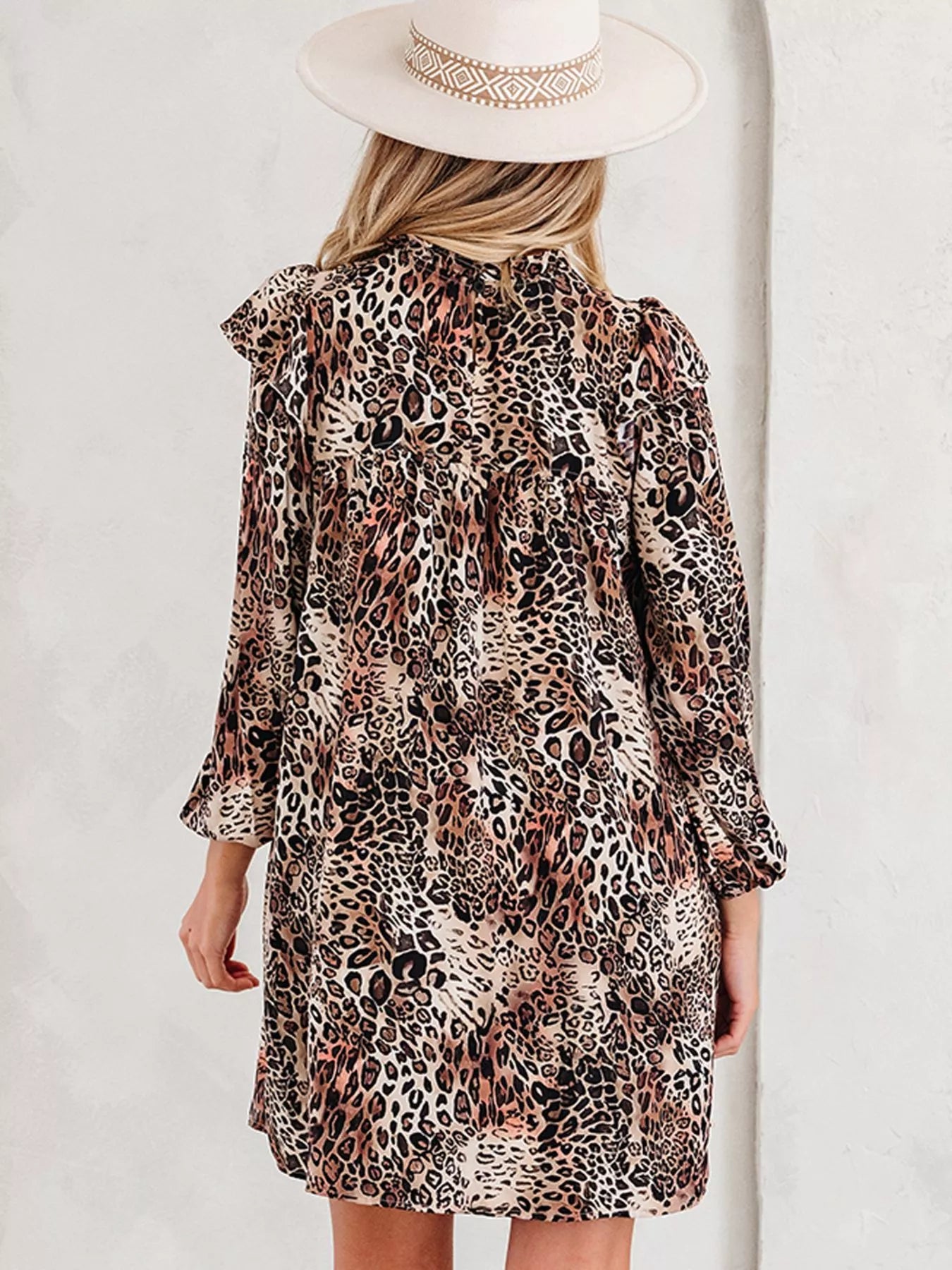 Leopardenmuster, Rüschendetails, lange Ärmel, lockeres Minikleid