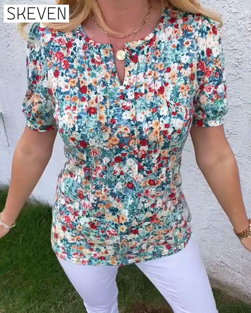 Kurzärmelige, plissierte Bluse mit Blumenmuster