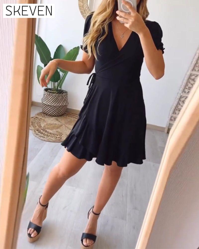 einfarbiges, trägerloses Kleid mit V-Ausschnitt und Rüschen