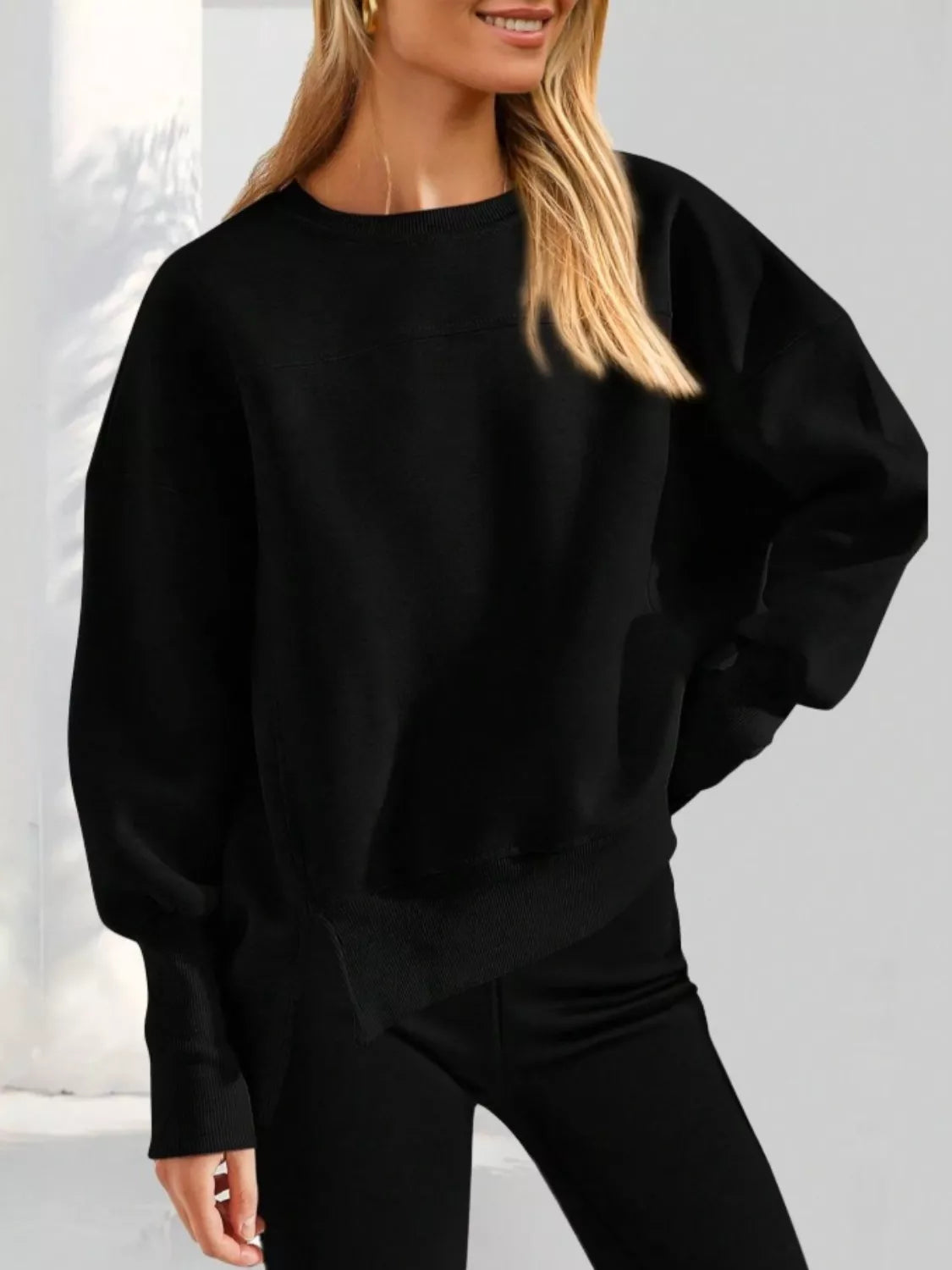 Lässiges Sweatshirt mit Seitenschlitz