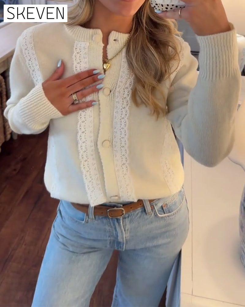 Elegante, mit Spitze besetzte Strickjacke mit Knopfleiste