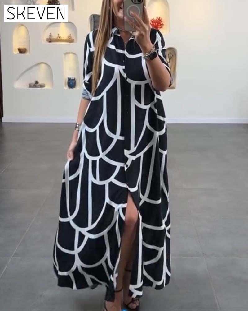 Kleid mit kontrastfarbenem Print am Revers und langem Schlitz