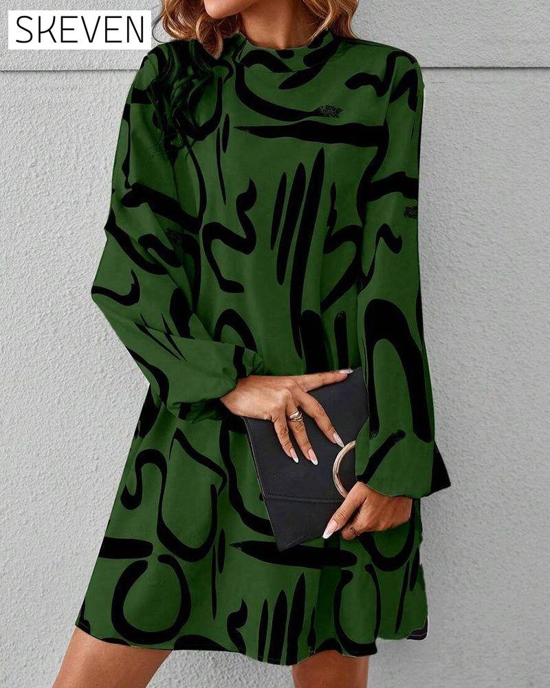 Modisches Kleid mit geometrischem Kontrastdruck