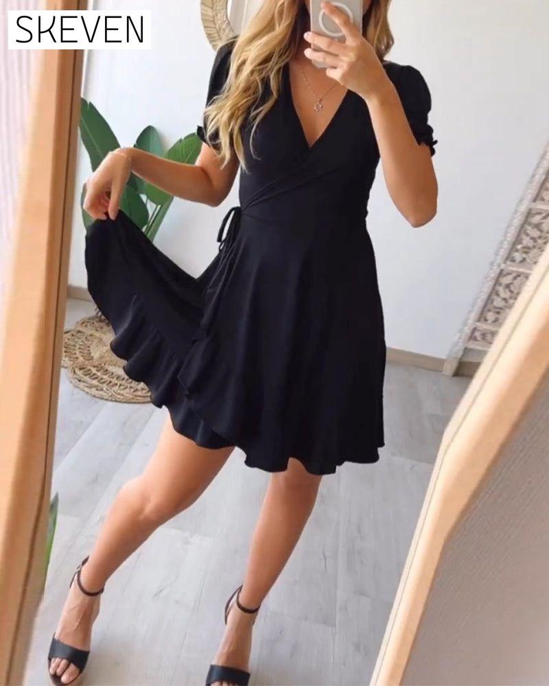 einfarbiges, trägerloses Kleid mit V-Ausschnitt und Rüschen