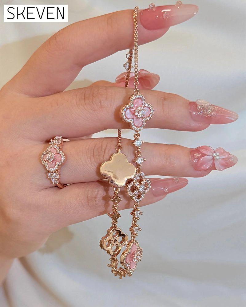 Ring und Armband mit vierblättrigem Kleeblattmotiv aus rosa Muscheln