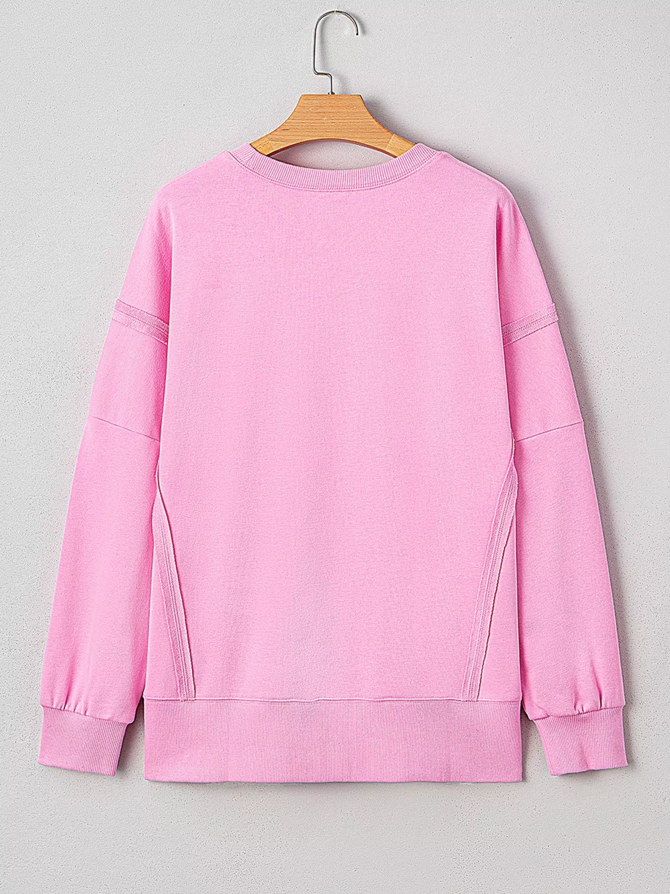 Paillettenbesetztes Sweatshirt mit XOXO-Schriftzug, sichtbaren Nähten und lockerer Passform