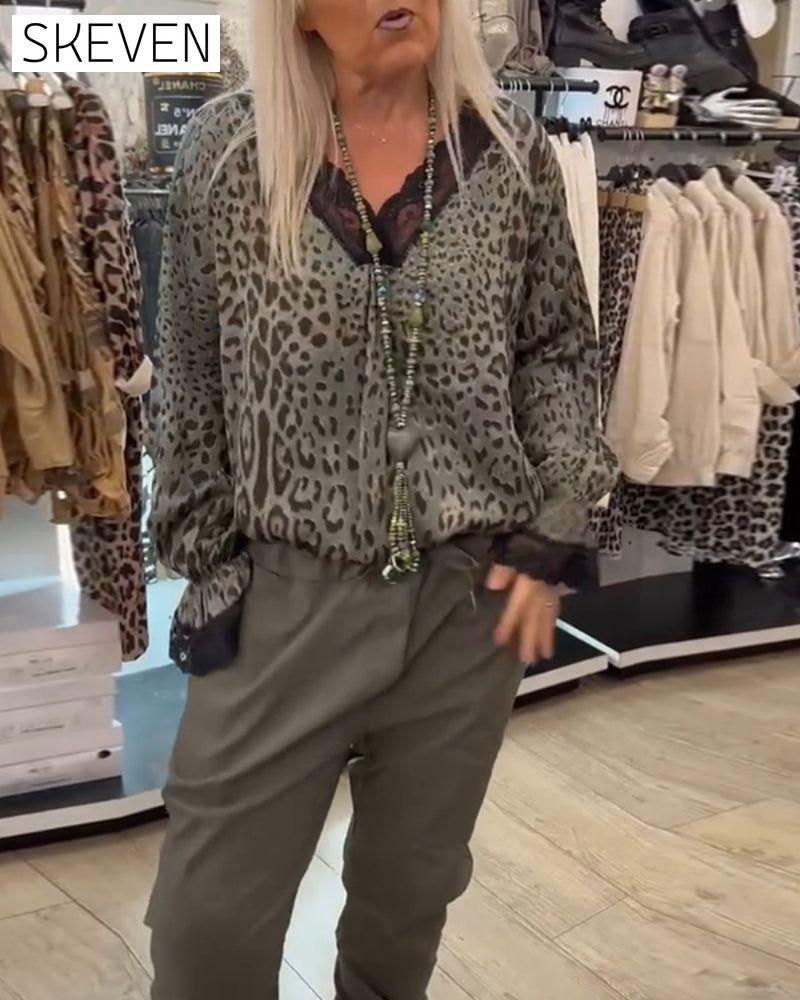 Blouse tendance à imprimé léopard, col V et empiècements en dentelle.