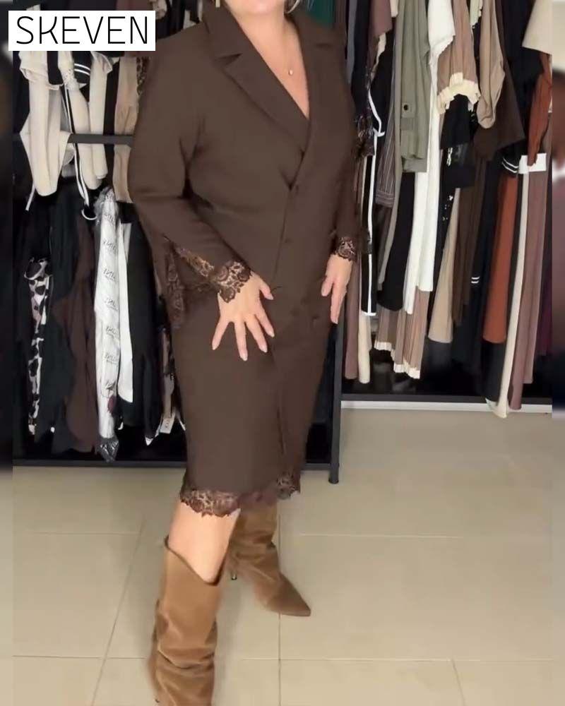 Kostümkleid mit Schlitzärmeln und Spitzenbesatz