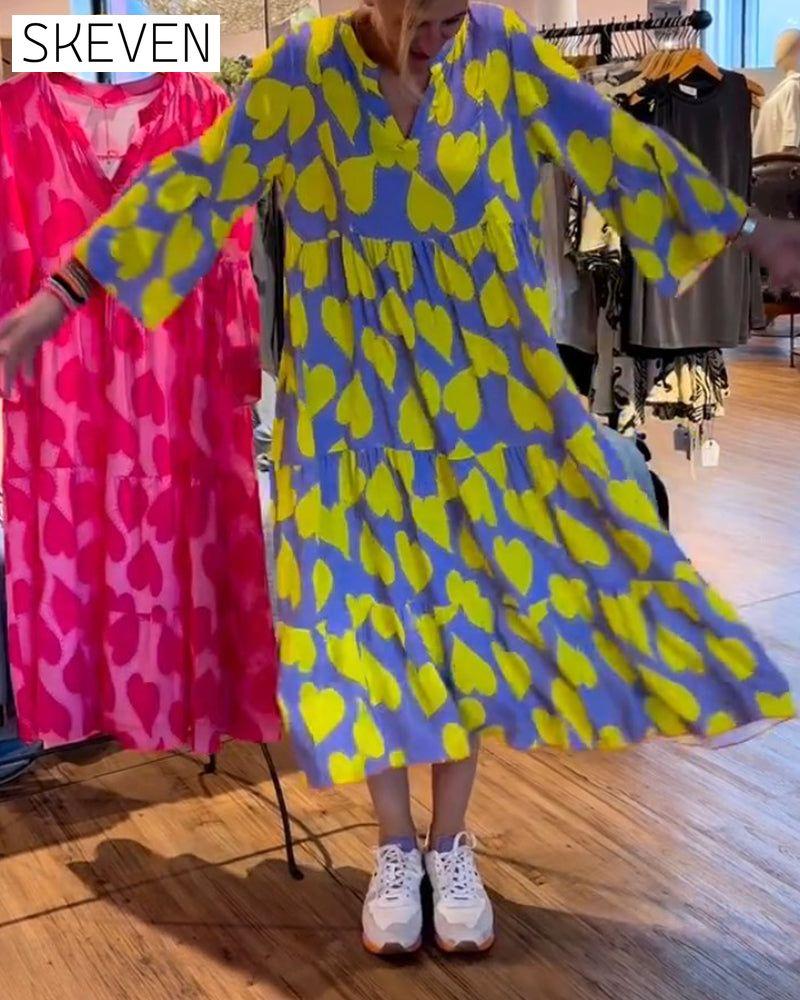 Kleid mit V-Ausschnitt und Herzmuster