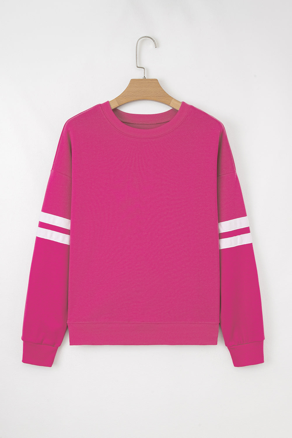 Rosarotes Oversize-Sweatshirt mit Collegestreifen und überschnittenen Schultern.