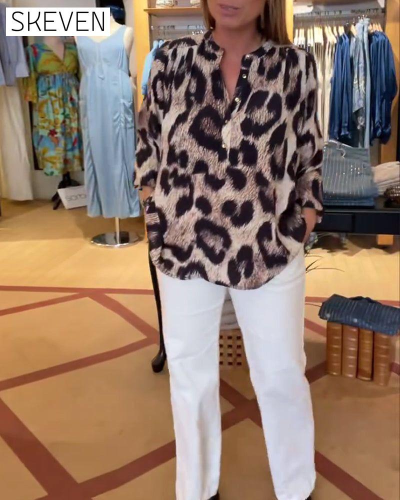 Lockere Bluse mit Leopardenmuster und halber Knopfleiste