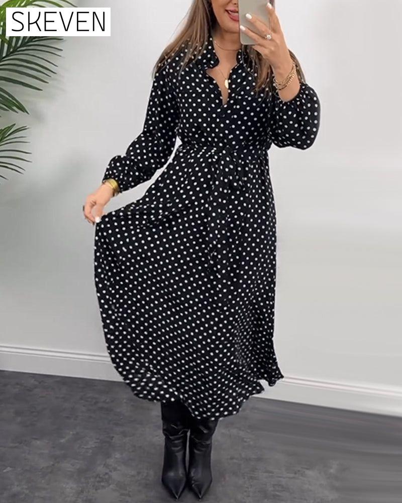 Elegantes Kleid mit gepunktetem Revers
