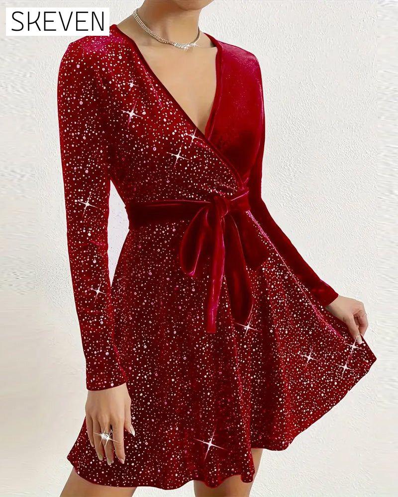 Samtkleid mit tiefem V-Ausschnitt und aufwendigen Details