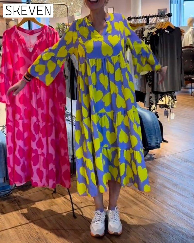 Kleid mit V-Ausschnitt und Herzmuster