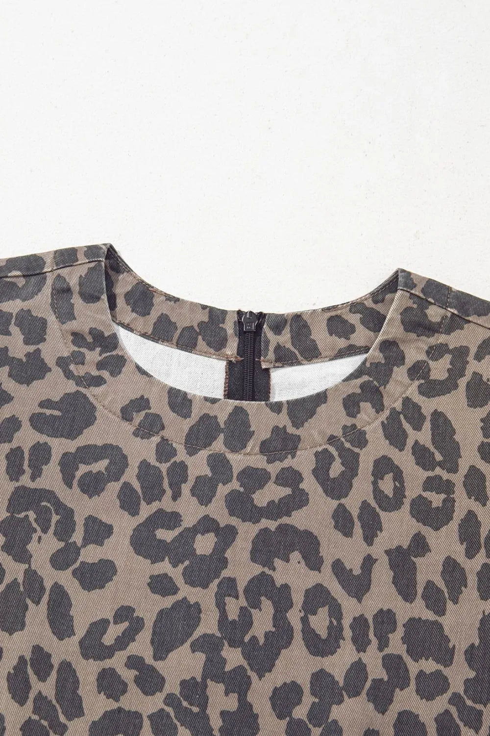 Leoparden-Jeanskleid mit Rundhalsausschnitt und Puffärmeln