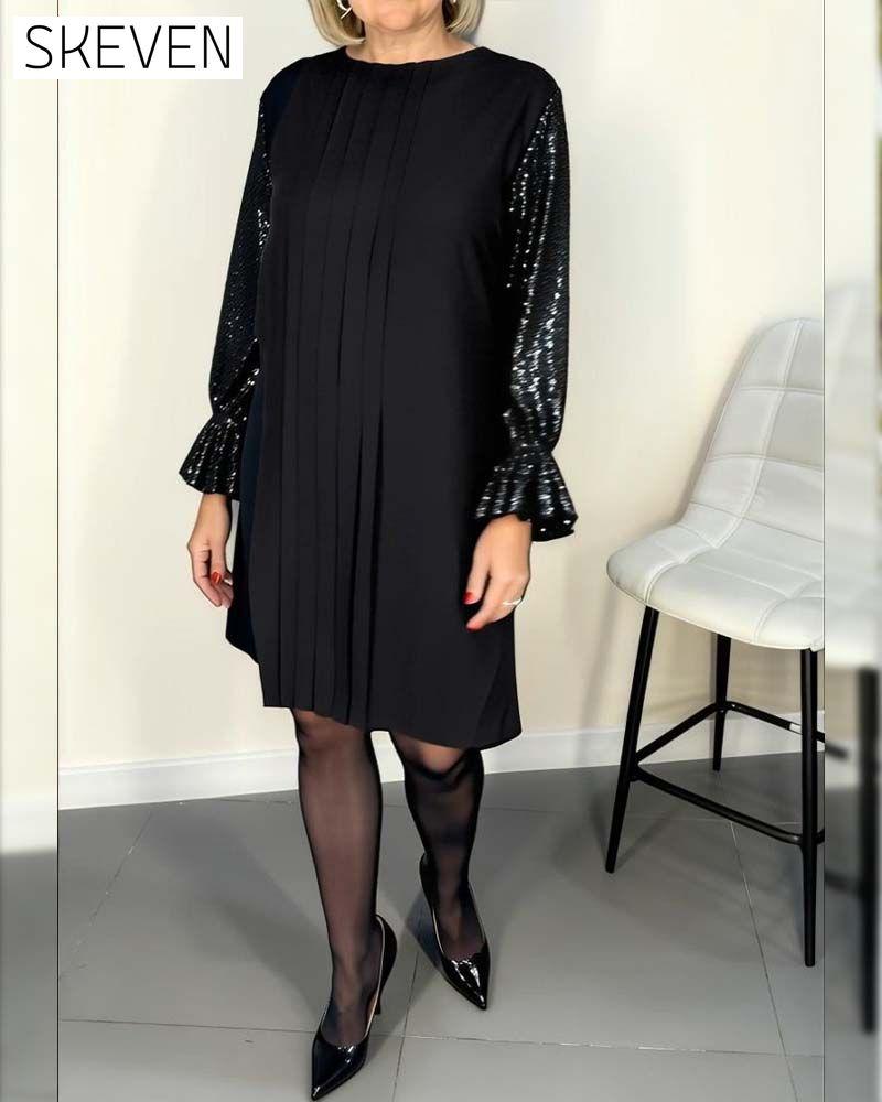 Einfarbiges, plissiertes Kleid mit ausgestellten Ärmeln