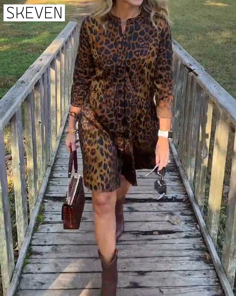 Stilvolles und vielseitiges Kleid mit Leopardenmuster