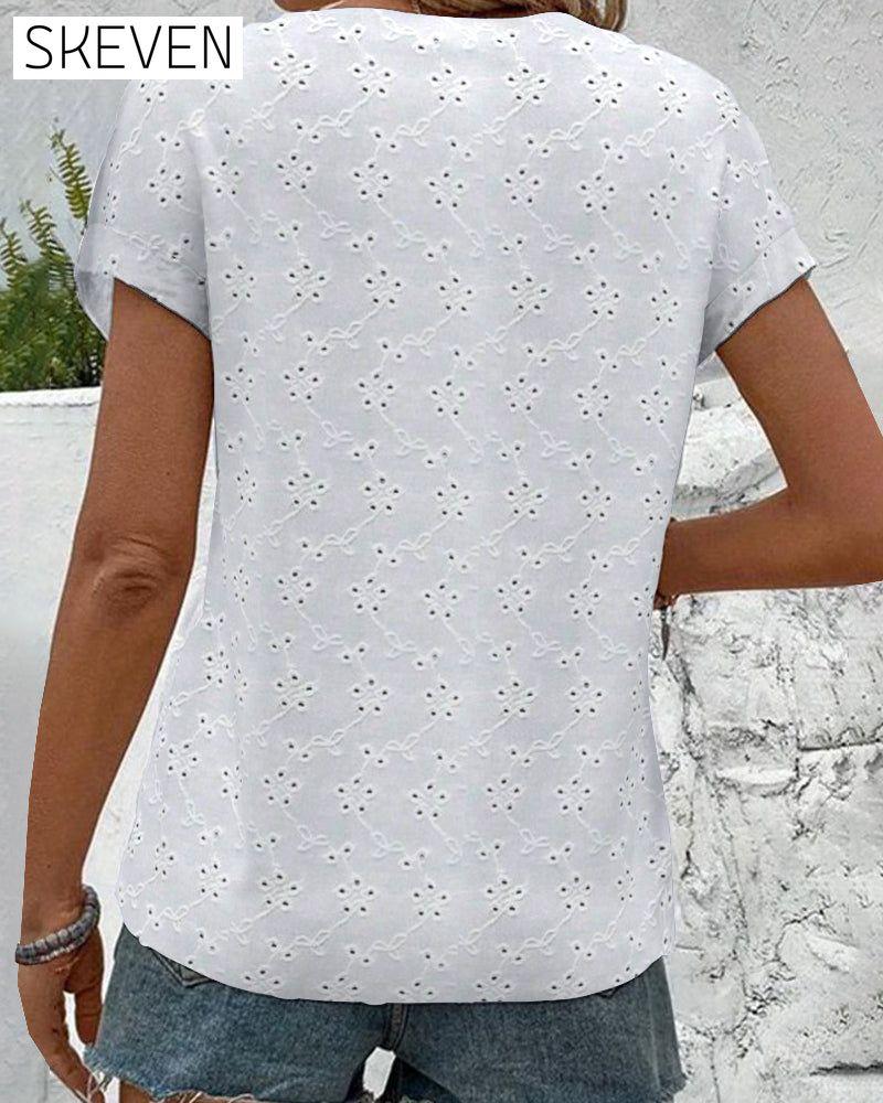 Chemise à col montant en dentelle et boutons ajourés