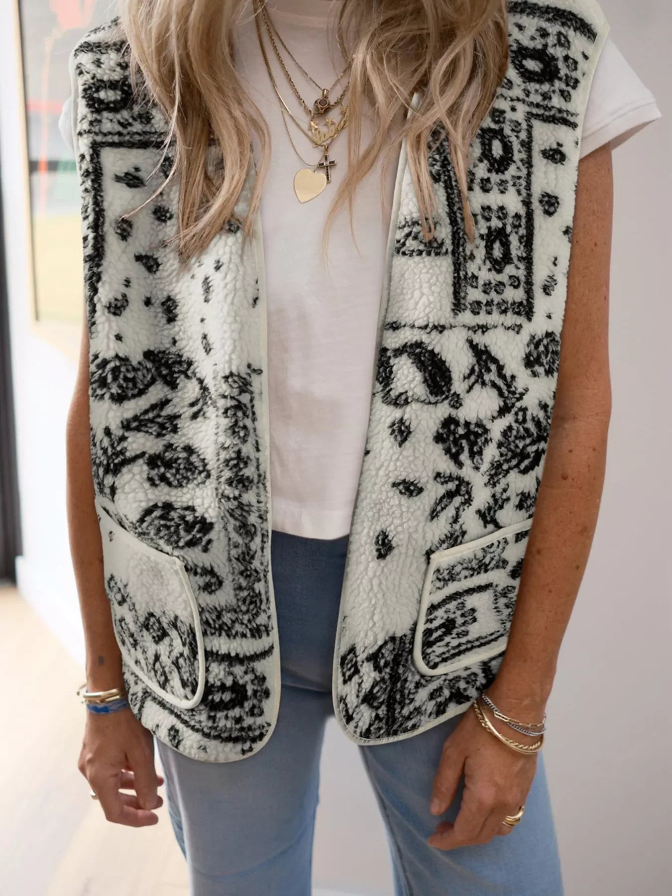 Sherpa-Weste mit Paisley-Print und Taschen im Western-Stil