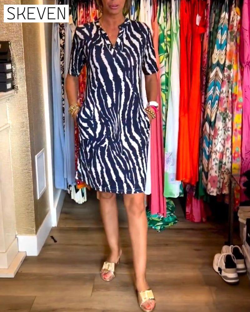 Kleid mit Kontrastprint, Tasche und V-Ausschnitt