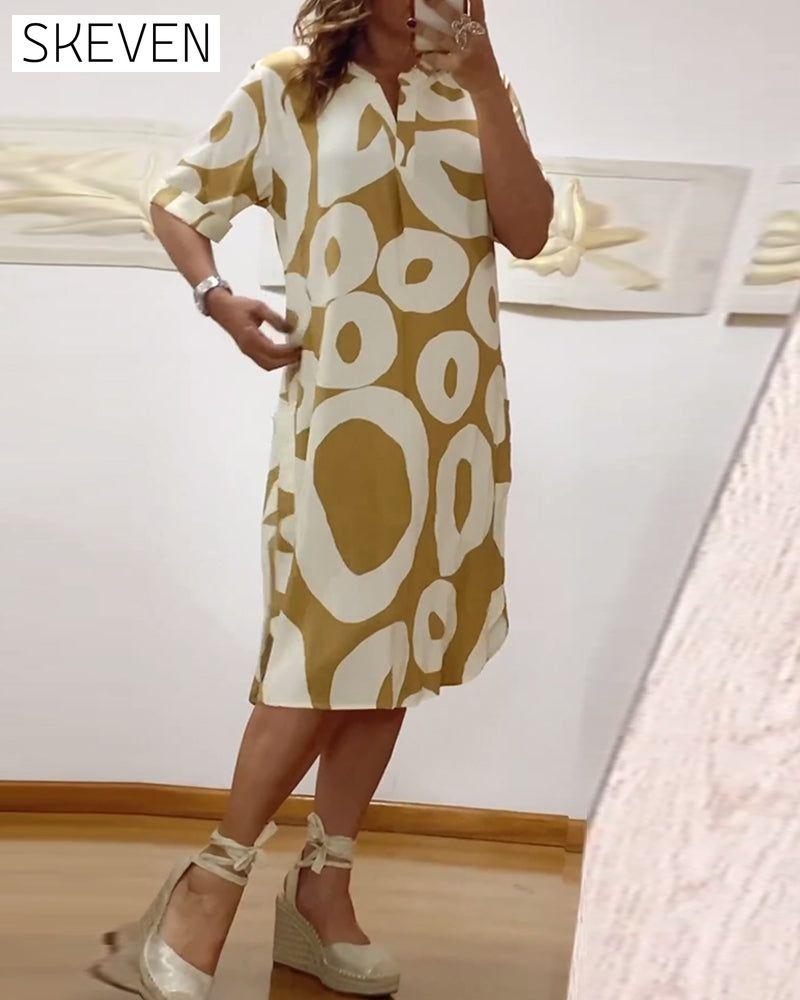 Lässiges Kleid mit Buchstabenprint und V-Ausschnitt