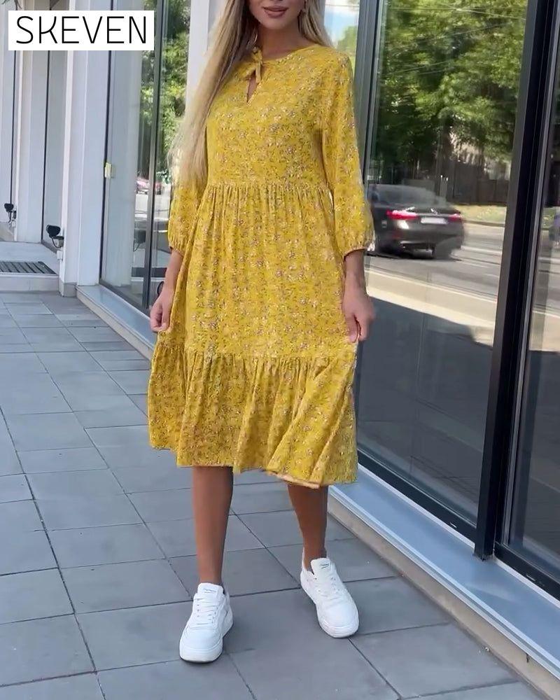 Lässiges Kleid mit frischem Blumenmuster und Falten