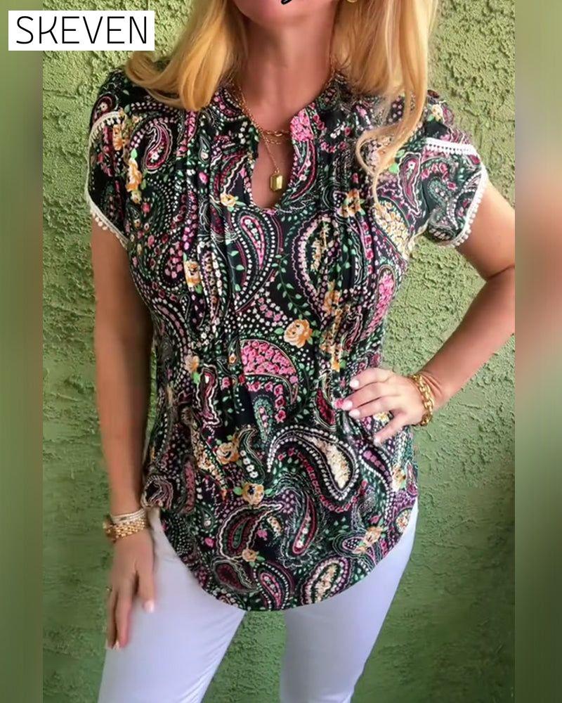 Bluse mit Blütenblattärmeln und Faltenmuster