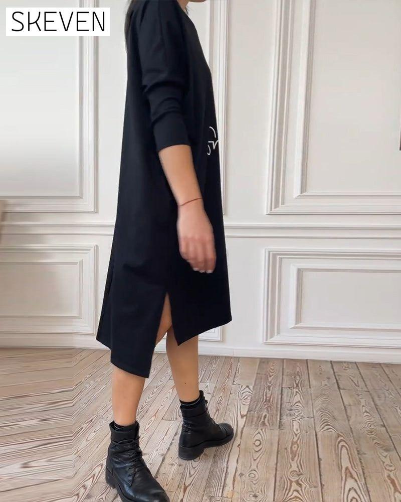 Einfaches bedrucktes Kleid mit Seitenschlitz