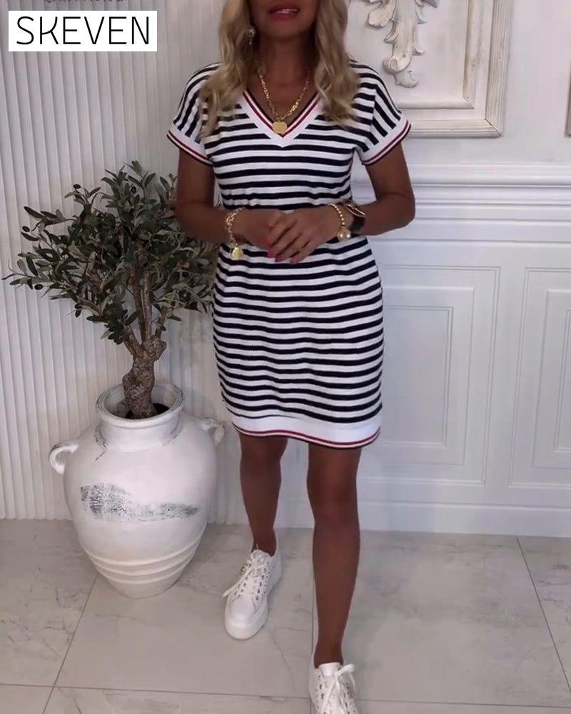 Kleid mit V-Ausschnitt und kontrastierenden Streifen