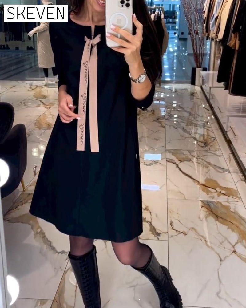 Robe élégante arrivant au genou, à bretelles