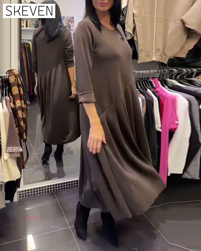 Lässiges einfarbiges Kleid mit Rundhalsausschnitt