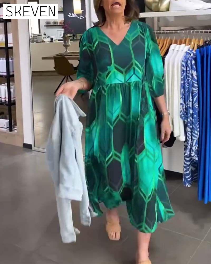 Dreiviertelärmeliges, bedrucktes Kleid mit V-Ausschnitt