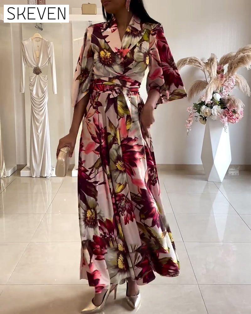 robe à revers à imprimé floral et manches trois-quarts lacée