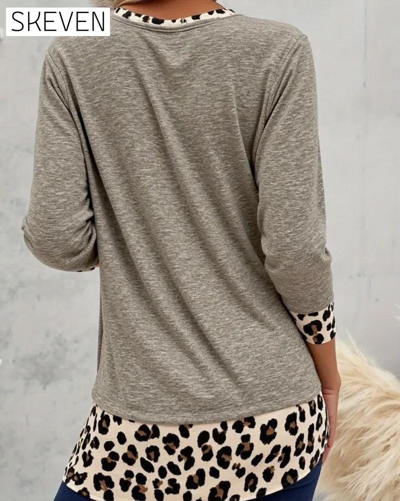 Rundhals-Top mit Leopardenmuster