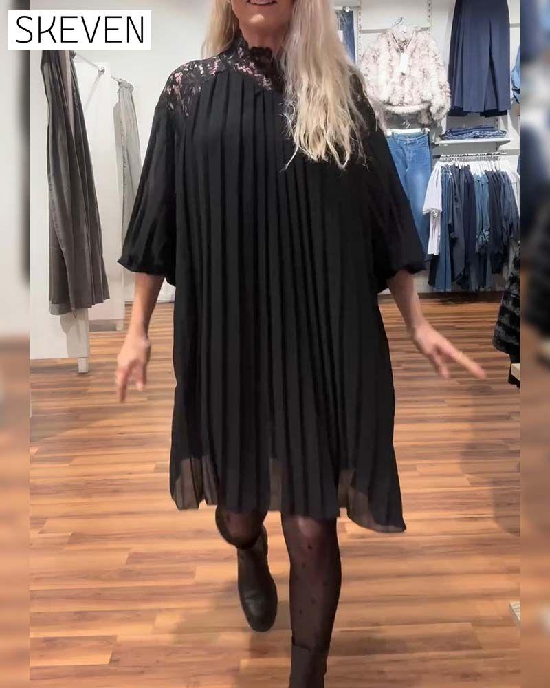 Stilvolles, einfarbiges Patchwork-Kleid mit Falten