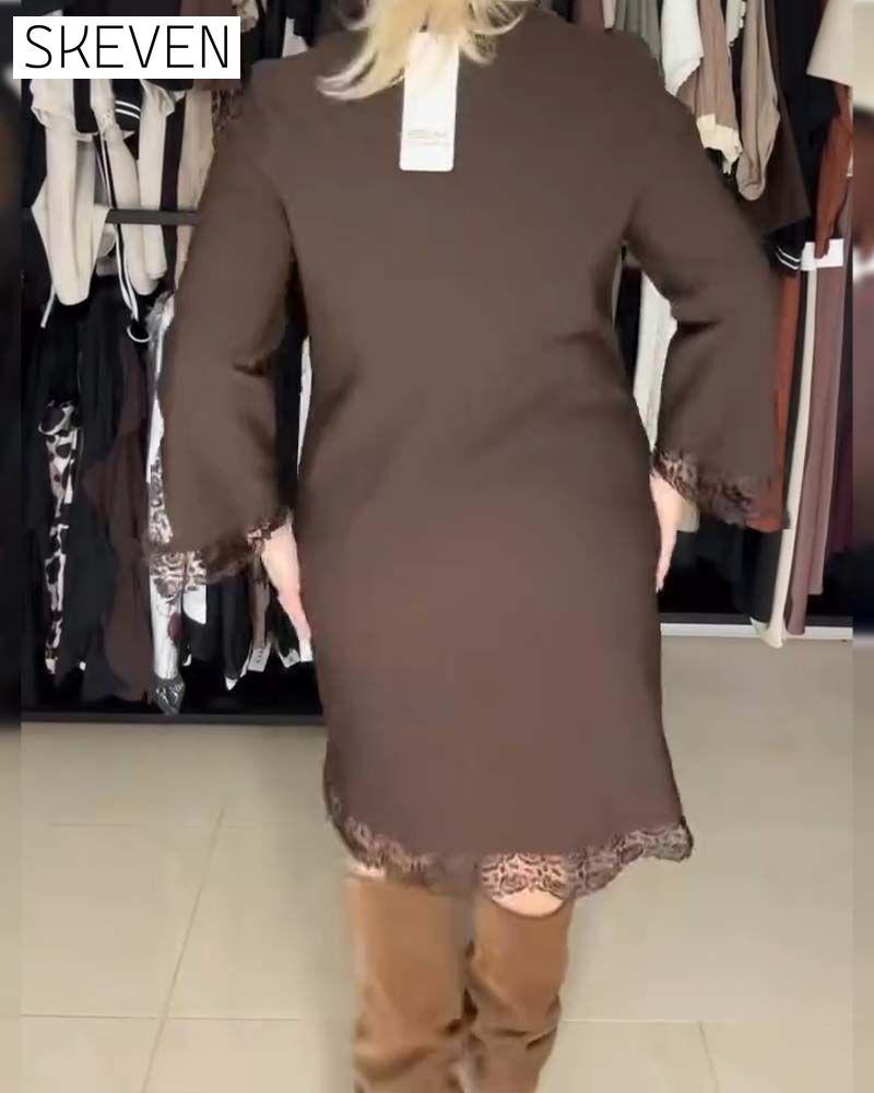 Kostümkleid mit Schlitzärmeln und Spitzenbesatz