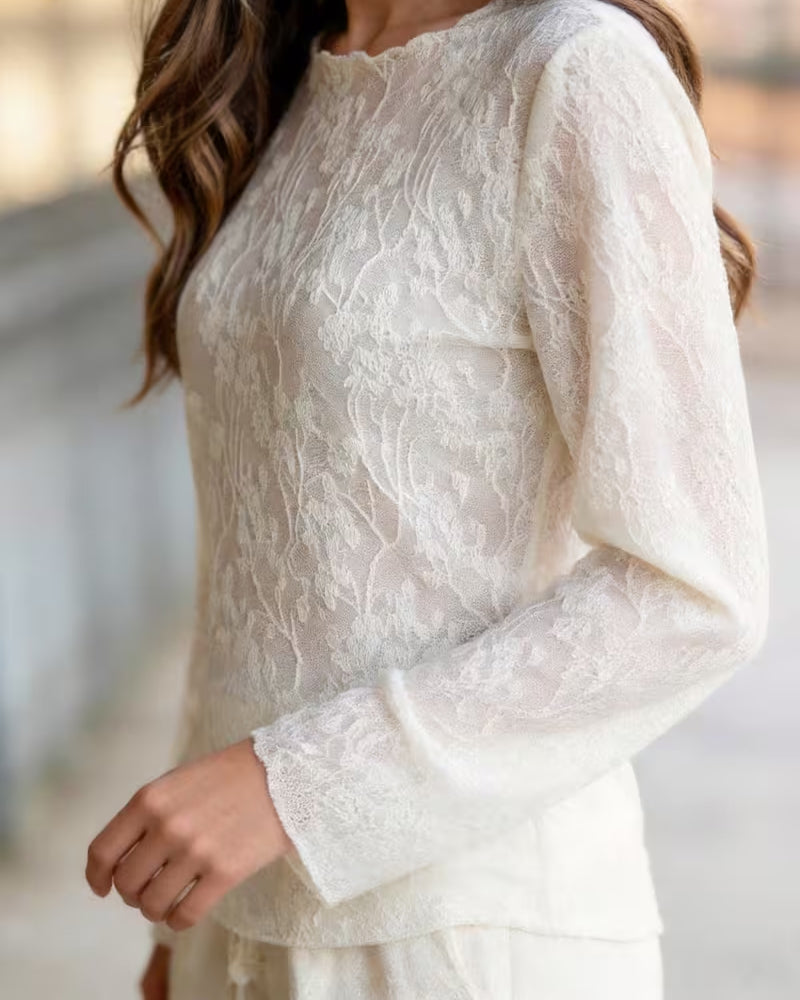 Round Neck Lace Sheer Fitted Blouse