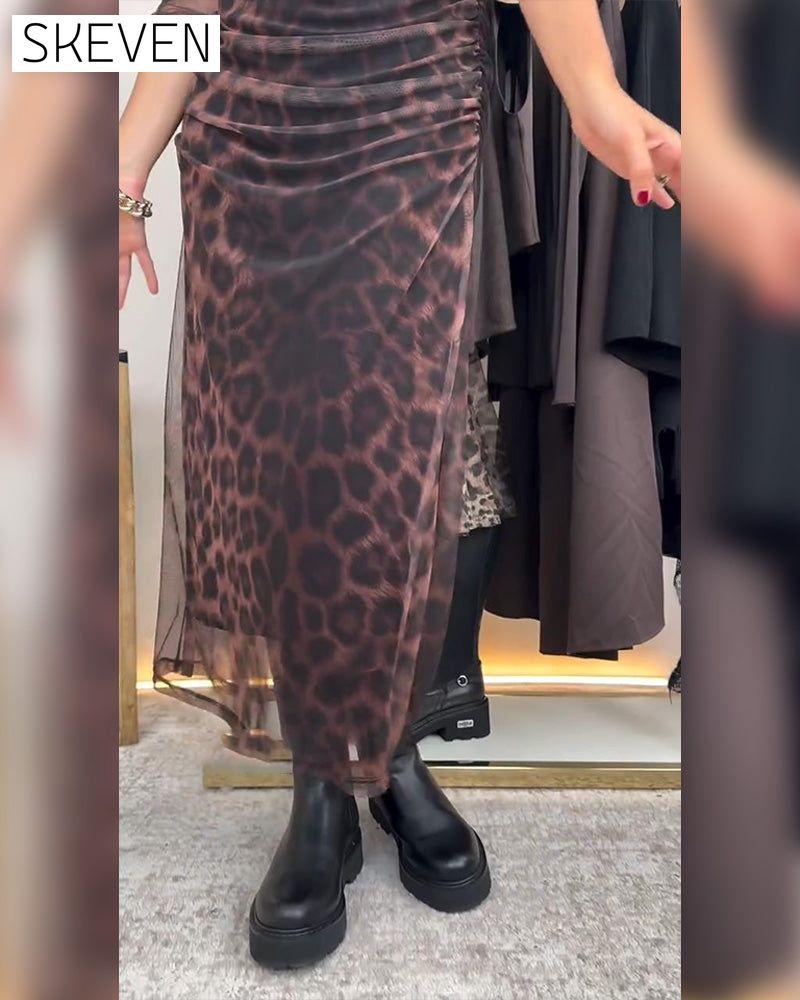 Modisches Kleid mit Leopardenmuster