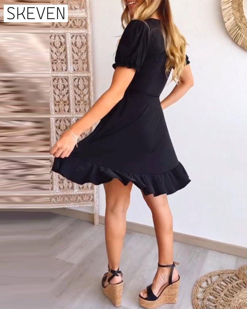einfarbiges, trägerloses Kleid mit V-Ausschnitt und Rüschen